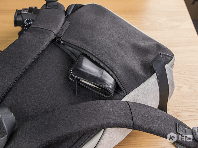 魅族休闲双肩包,魅族双肩包黑色还是灰色好看