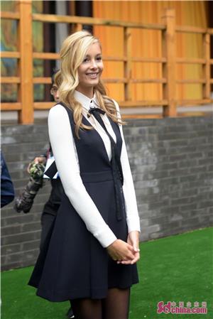 超模瓦尔加现身临淄足球博物馆一眸一笑尽倾城