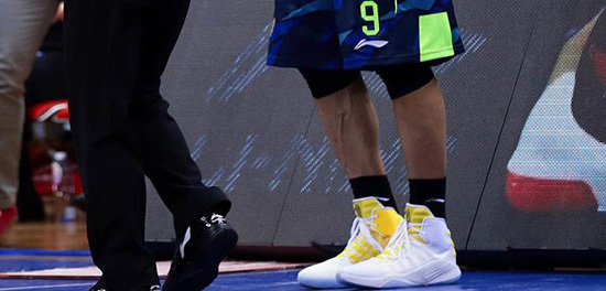 易建联脱鞋事件央视新闻,如何看待易建联脱鞋事件