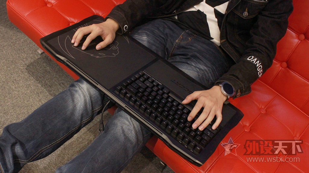 官方评测冰豹ROCCATSOVA游戏膝板图赏简评:腿上游戏