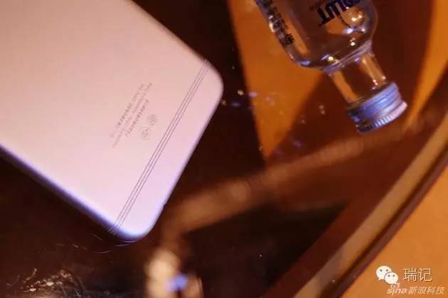 手机的心灵之窗现在开得更小了