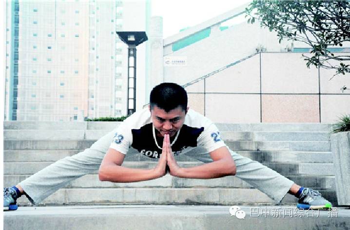 男人腰椎健身操,原地爬行锻炼腰椎健身操