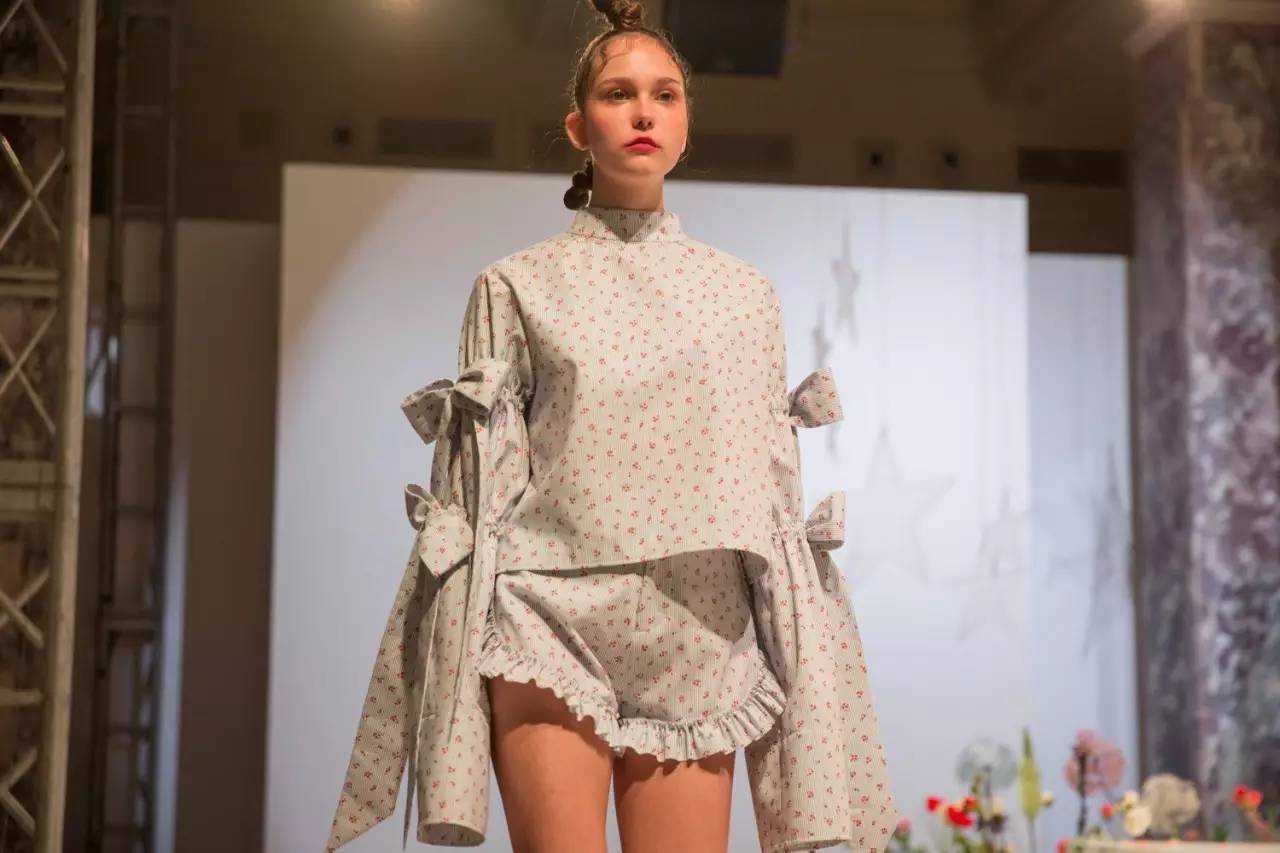 我们在上海时装周最忙的档口，“入侵”了设计师们的手机相册