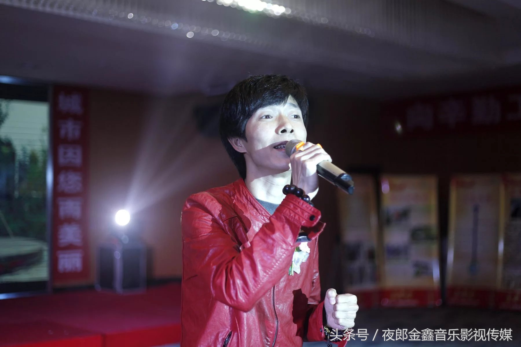 夜郎金鑫赞“城市黄玫瑰”义演环卫工人节