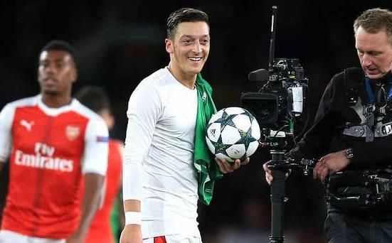 厄齐尔戏耍整条后防线,厄齐尔凌空抽射