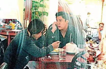 坐拥百亿身家,路边买20元童装,这对豪门夫妇最让人心旷神怡