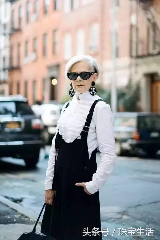 请不要用玻尿酸陪伴你年老的岁月，要用就用珠宝！