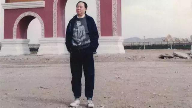 他用罐头换4架飞机，三次入狱，毁誉参半，冯仑说愿为他养老送终