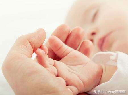 冬天婴儿睡觉手露外面冰凉怎么办,冬天睡觉手脚冰凉是什么原因