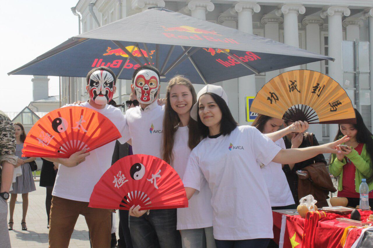 妹子去俄罗斯留学带了一箱子姨妈巾……