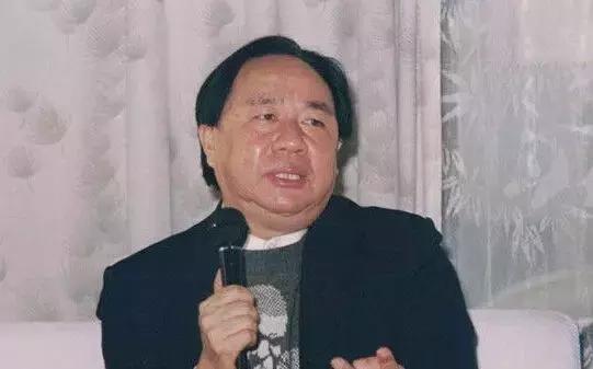 他用罐头换4架飞机，三次入狱，毁誉参半，冯仑说愿为他养老送终