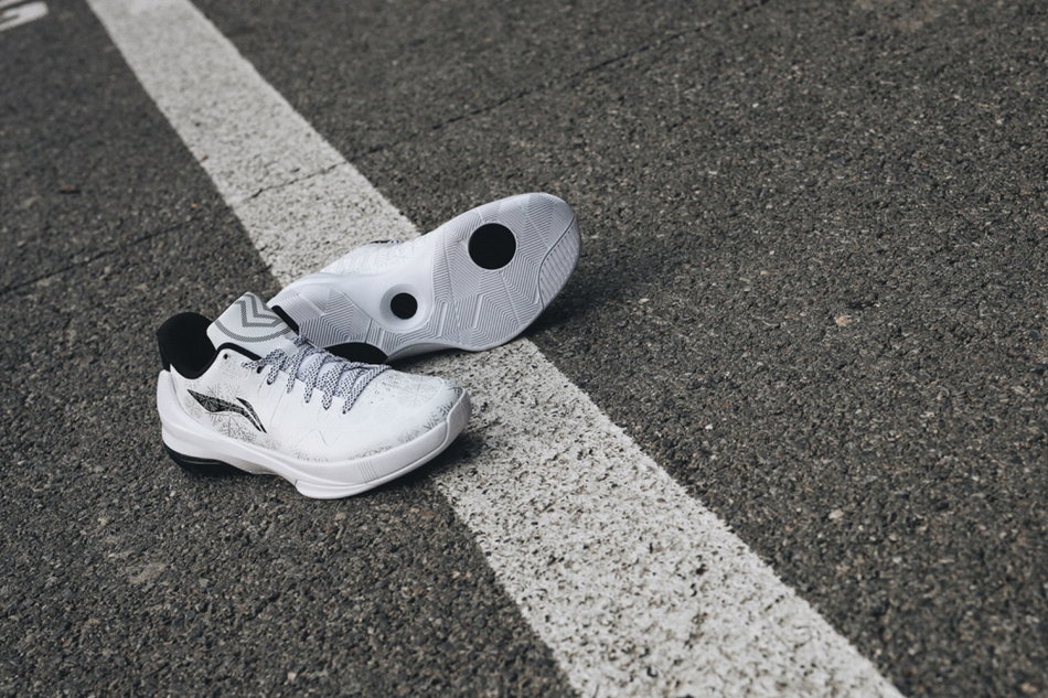 国产Kobe5？李宁闪击3低帮版球鞋Speed3Low