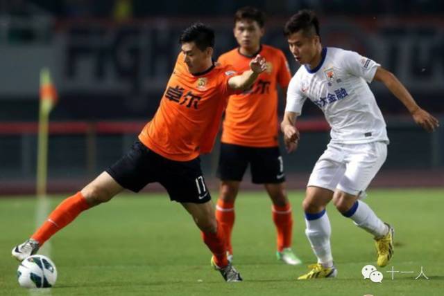 足球1v1防守技能训练多种方法,足球防守技巧与套路图解