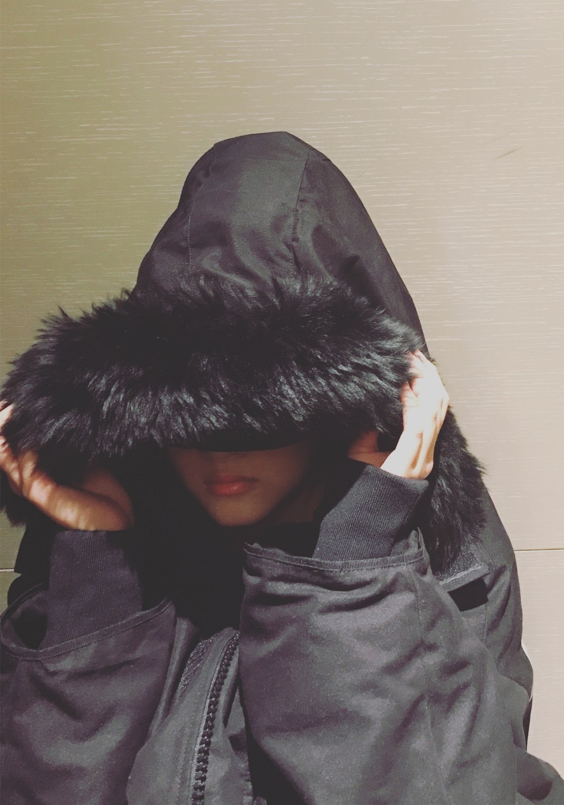 关晓彤总算不穿秋裤现身了,关晓彤穿黑色保暖衣