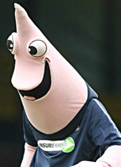 足坛最酷吉祥物,丑出新高度的狗