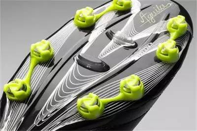 没有草的足球场地该选什么球鞋,足球新手推荐什么样的球鞋