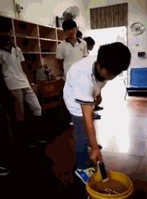 搞笑GIF动态图来袭：小萝莉倒牛奶，场面有点控制不住啊