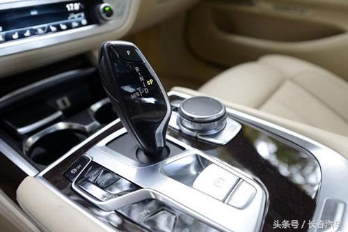 开宝马坐奥迪视频,bmwm750lixdrive试驾