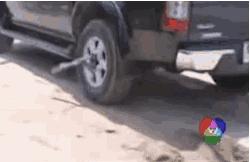 汽车陷进泥里出不来怎么办,车子陷进去了开不出来了怎么办