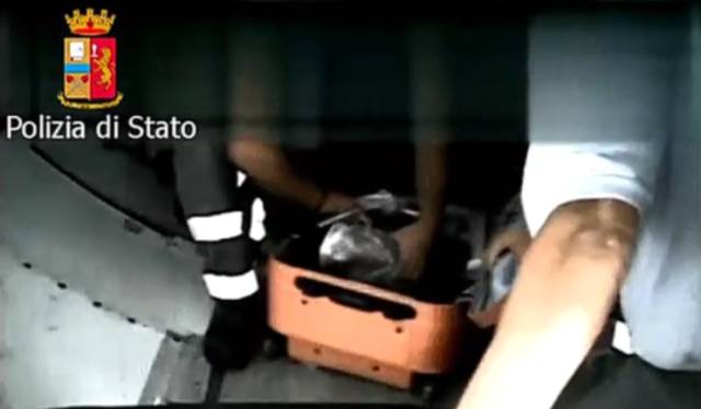 国外飞机上安检时丢失物品怎么办,坐飞机行李怎么放才不会被偷