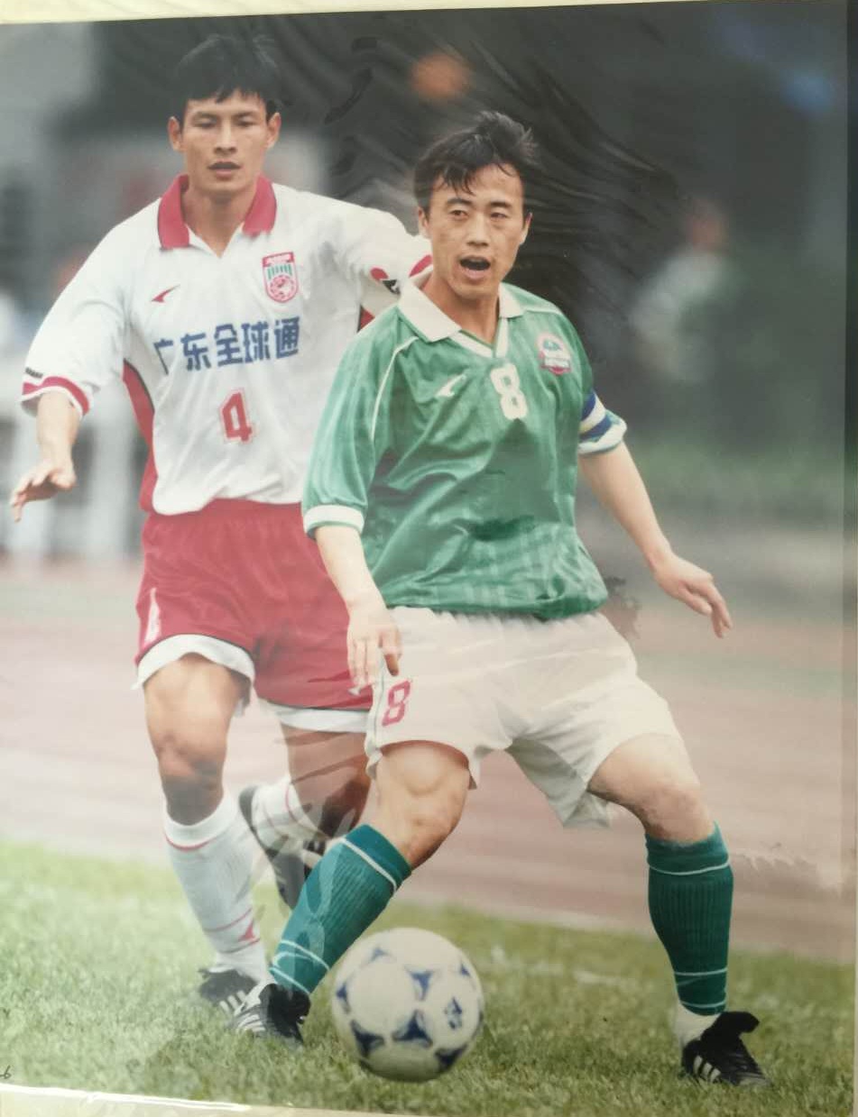 老胡送三爷礼物,老胡贴对联