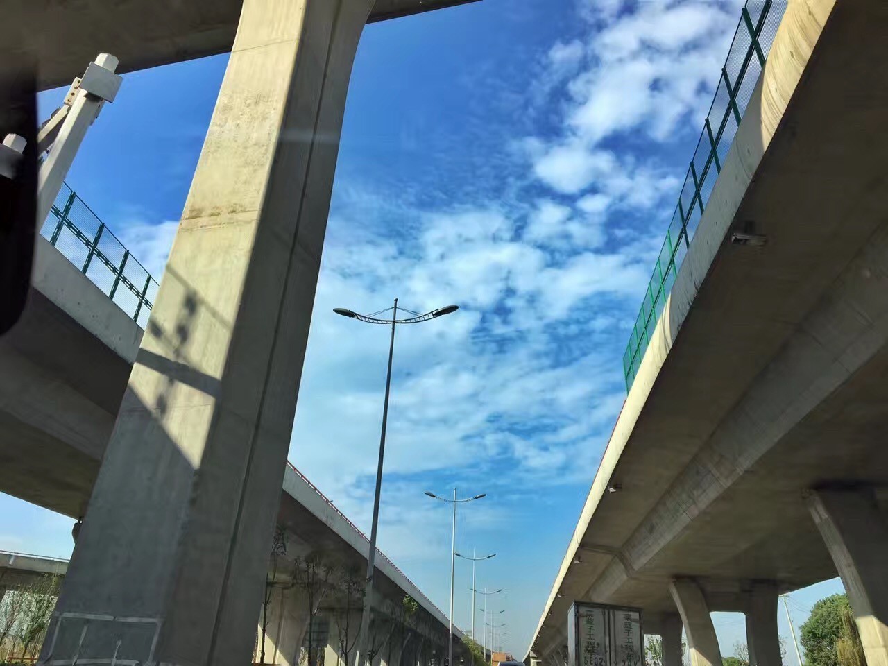 沈阳冷空气蓝天白云,冷空气来袭空气更清新天气变寒冷