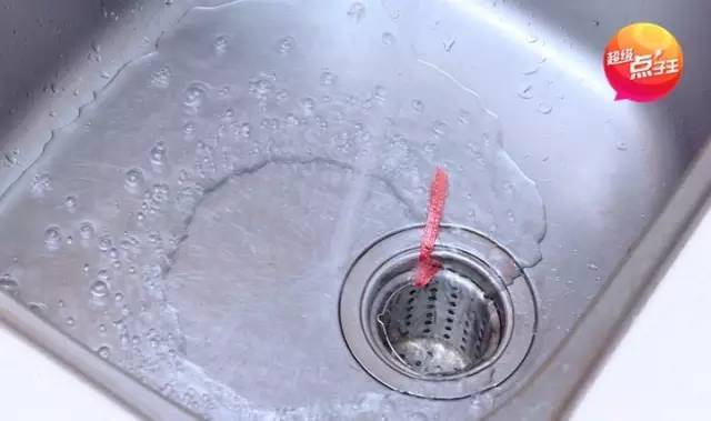 厨房水槽底下水管堵塞小妙招,厨房水槽的水下不去怎么办