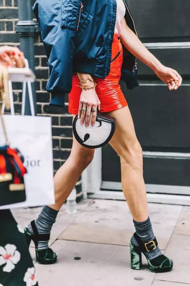 冬天穿的超厚袜子好搭配,冬天时尚袜子穿搭