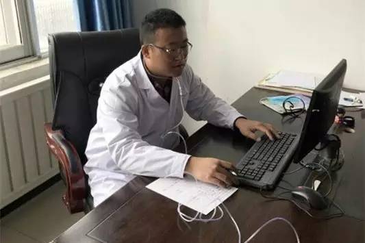 手电筒手术,医生使用无影灯做手术的图片