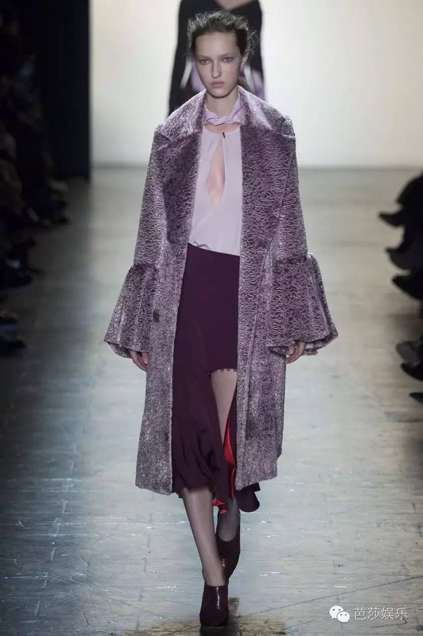 宋茜穿搭成为时尚风标,宋茜在天天向上跳舞视频