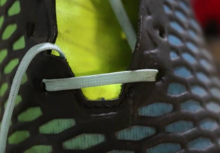 足球鞋带应该松点还是紧点,足球鞋带不会松的方法慢动作