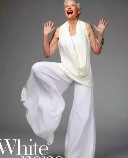 厉害！68岁登杂志拍裸照，打5份工，养育了亿万富翁儿子