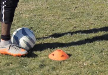 踢足球运球基础教学,踢足球运球的方法和技巧