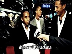 足球场上用生命防守瞬间,足球场上的救人感人瞬间