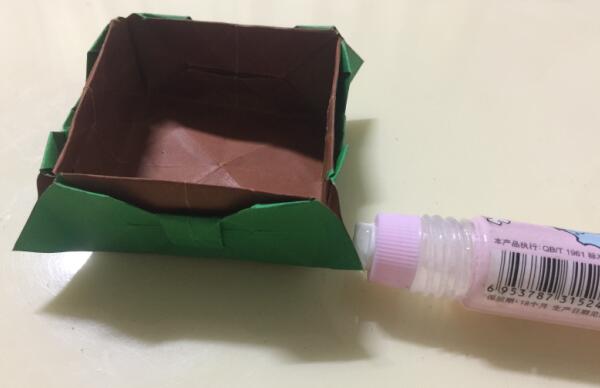 怎样折蝴蝶结放到爱心盒子上面,蝴蝶结盒子折纸教程