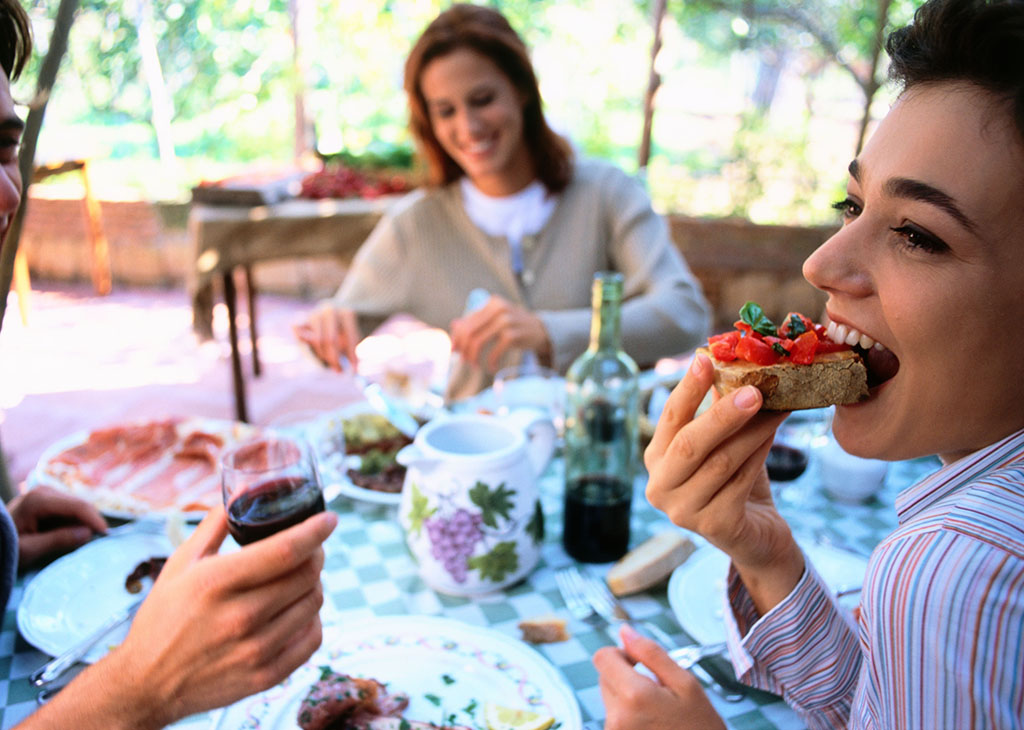 吃东西噎着的自救方法,吃东西太快噎着了怎么办