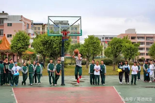 英德这个老师居然站在垃圾车上面？还引得学生连连尖叫！