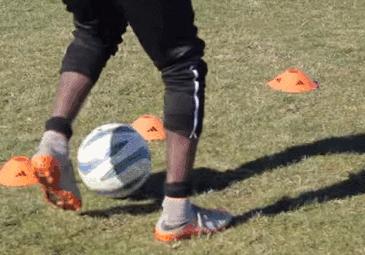 足球各种运球技巧,踢足球运球基础教学