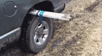 车子陷进雪里出不来怎么办,车子陷在泥里出不来怎么办