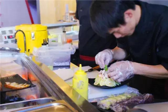 潮牌大叔开在厦门的平价日料店！吃一碗来自墨尔本の销魂牛舌饭~