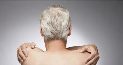 为什么有的人年纪轻轻就满头白发,年纪轻轻一头白发是怎么回事