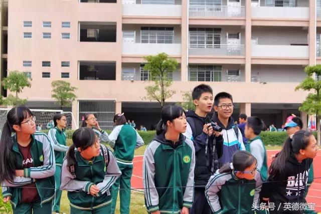 英德这个老师居然站在垃圾车上面？还引得学生连连尖叫！