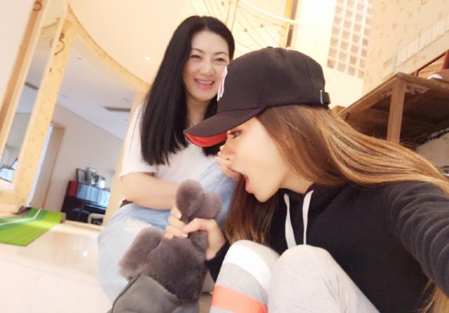 袁姗姗穿尖头靴,袁姗姗郑恺雪地靴