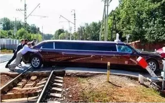 车上有不明液体擦不掉怎么办,车上有不明液体怎么处理