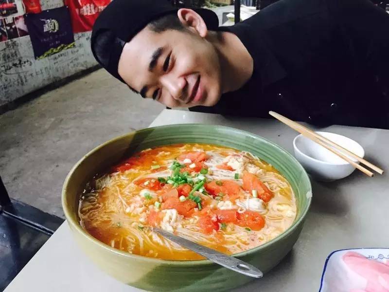 穷游小伙穷游西藏身体终于累垮,10年前穷游西藏