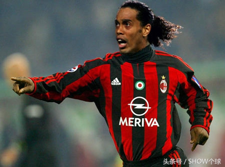 这个让人厌恶的政客，为何赢得了圣西罗巨型横幅的致敬？