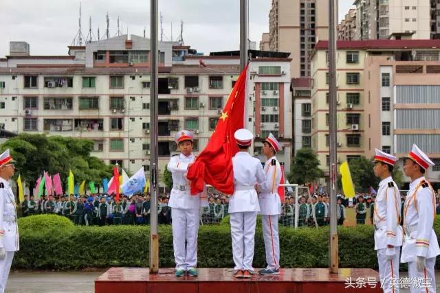 英德这个老师居然站在垃圾车上面？还引得学生连连尖叫！
