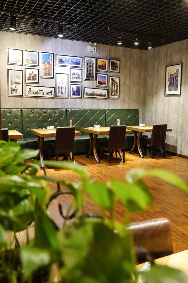 这家餐厅的环境和菜品味道都很棒,这家餐厅菜不好吃却天天爆满