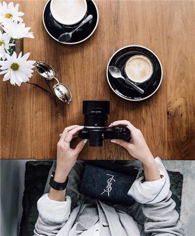 手拿星巴克自拍照姿势,手拿星巴克自拍