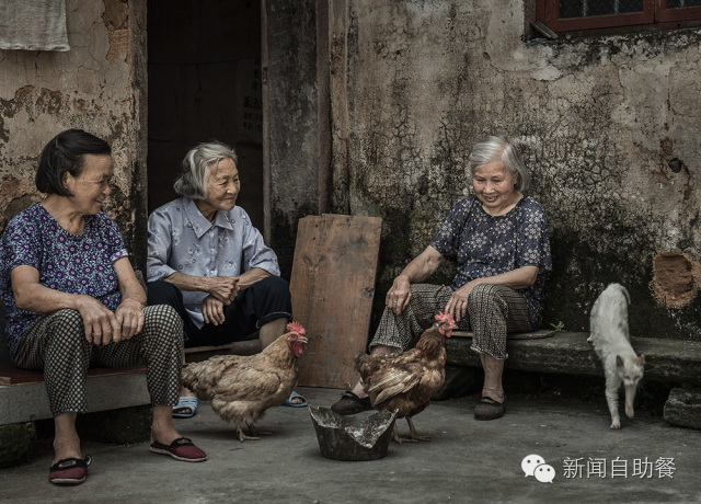两户邻居在门前“斗法”,两邻居门前斗法
